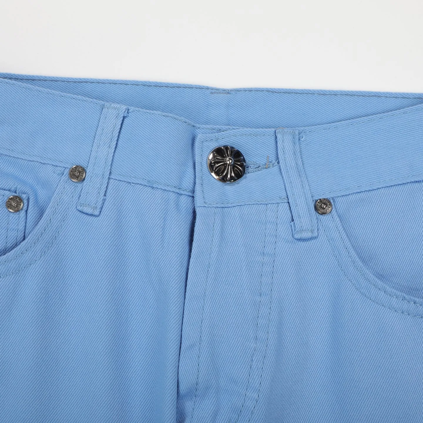 P270 Chrome hearts CH co-branded Drak Miami ice blue jeans exude uninhibited personality and unique charm. Every wear and tear is carefully designed to present a unique artistic feel. Made of imported denim fabric, which has undergone heavy industrial washing and destruction treatment, the trousers show a super cool effect on the upper body, allowing you to dominate the fashion stage.  This is more than just a pair of jeans, it is an expression of attitude. With its unique design concept and ultimate pursuit of details, Croxin breaks traditional boundaries and defines the jeans trend in the new era. The trousers are made of double-layer woven fabric with customized hardware. Special Italian cowhide is printed and cut. Custom-made sheepskin three-layer thick-line leather. The whole body is spliced ​​in heavy water washing. Craftsmen hand-splash ink. You can see the details. Three-dimensional cutting version. Loose and comfortable, not flattering to the body. Makes taller and slimmer. Seiko factory. Original quality control. Same style for men and women. Can be matched with couples. Versatile recommendation. Must-have jeans for all seasons. Color: ice blue. Size: 28-30-32-34.